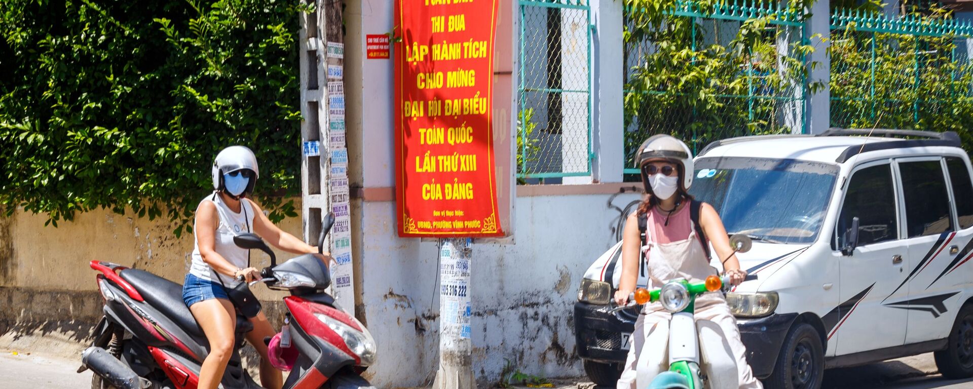 Khách du lịch đeo khẩu trang đi xe máy ở Nha Trang, Việt Nam - Sputnik Việt Nam, 1920, 04.04.2024
