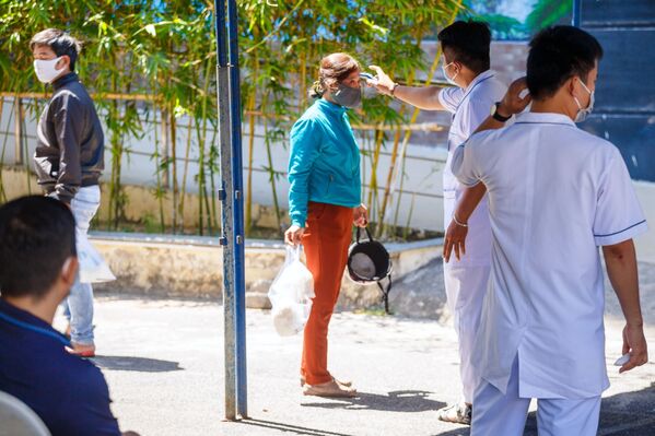 Nhân viên y tế đo nhiệt độ người dân địa phương ở lối vào bệnh viện tại thành phố nghỉ mát Nha Trang, Việt Nam - Sputnik Việt Nam