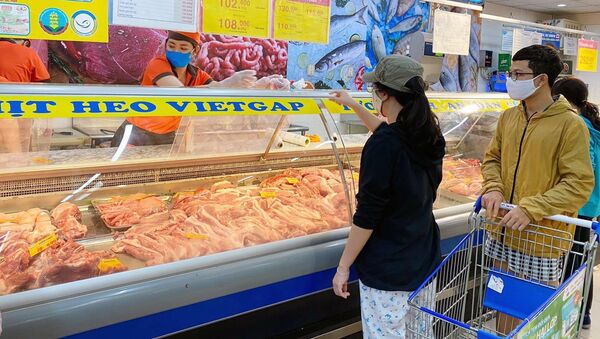Người tiêu dùng TP. Hồ Chí Minh mua thịt lợn tại Co.opmart Vạn Hạnh, quận 10 - Sputnik Việt Nam