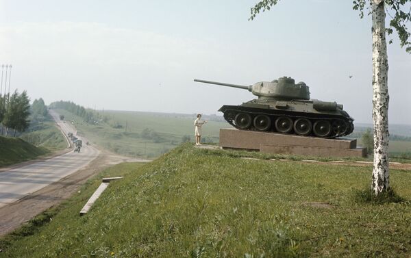 Chiếc xe tăng đặt trên tượng đài ở Smolensk. Kíp lái của chiếc xe chiến đấu này đã tham gia giải phóng thành phố khỏi quân xâm lược Đức quốc xã - Sputnik Việt Nam