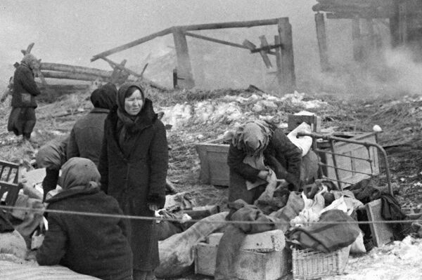Những người dân đứng cạnh đống đổ nát của nhà họ, vùng Smolensk - Sputnik Việt Nam