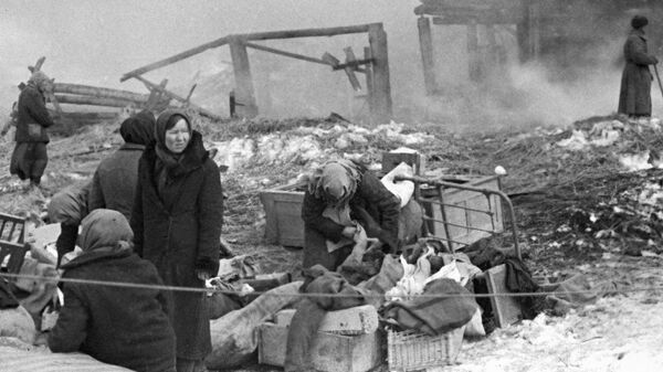 Những người dân đứng cạnh đống đổ nát của nhà họ, vùng Smolensk - Sputnik Việt Nam