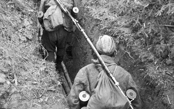 Các binh sĩ của sư đoàn pháo binh cấp đạn dược cho vị trí bắn. Phương diện quân Tây, vùng Smolensk, tháng 10 năm 1941 - Sputnik Việt Nam