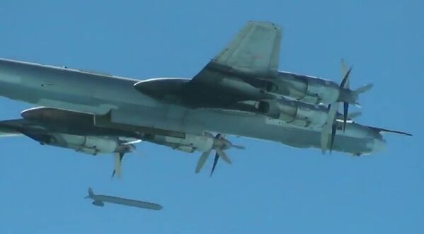 Máy bay ném bom chiến lược Tu-95 Lực lượng Hàng không vũ trụ Nga tấn công cơ sở của IS ở Syria bằng tên lửa có cánh Kh-555 - Sputnik Việt Nam