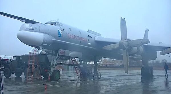 Máy bay ném bom chiến lược Tu-95 Lực lượng Hàng không vũ trụ Nga trước khi cất cánh với nhiệm vụ không kích các mục tiêu IS ở Syria - Sputnik Việt Nam