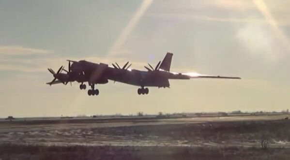 Máy bay ném bom chiến lược Tu-95 Lực lượng Hàng không vũ trụ Nga phóng tên lửa có cánh Kh-555 vào mục tiêu của IS ở Syria - Sputnik Việt Nam