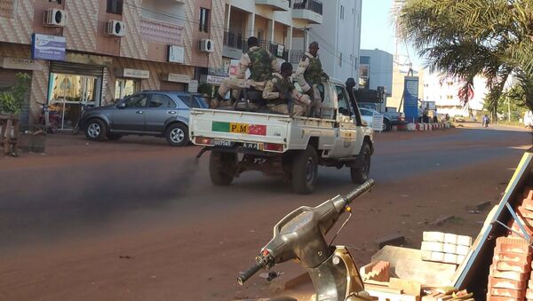 Quân nhân Mali đứng bên khách sạn Radisson Blu ở Bamako - Sputnik Việt Nam