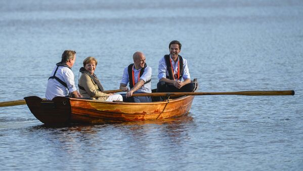 Thủ tướng Anh David Cameron, Thủ tướng Đức Angela Merkel, Thủ tướng Thụy Điển Fredrik Reinfeldt và Thủ tướng Đan Mạch Mark Rutte bơi thuyền trên hồ trong dinh thự mùa hè Reinfeldt ở đông-nam  Stockholm - Sputnik Việt Nam
