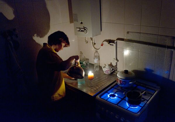 Một người phụ nữ trong căn hộ của mình ở thành phố Simferopol bị mất điện. - Sputnik Việt Nam
