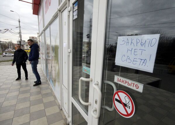 Một cửa hàng đóng cửa trong thành phố Simferopol mất điện. - Sputnik Việt Nam