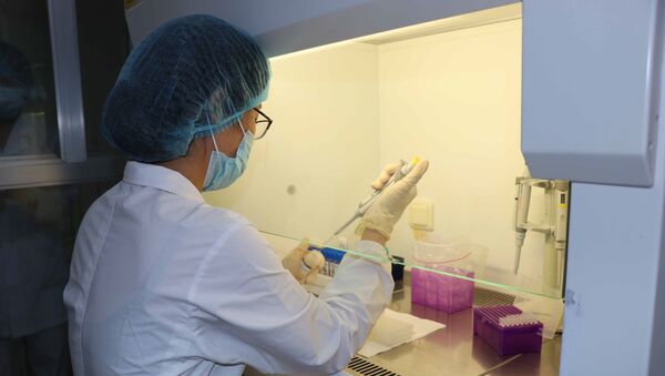 Cán bộ Trung tâm Kiểm soát bệnh tật tỉnh Bắc Ninh thực hiện thao tác tại phòng xét nghiệm virus SARS-CoV-2. - Sputnik Việt Nam