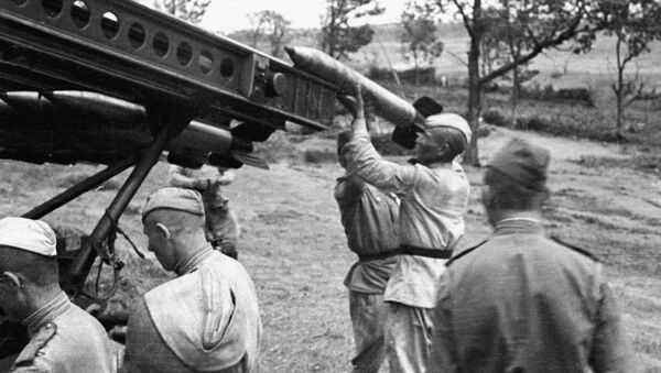 Các binh sĩ đang chuẩn bị một bệ phóng tên lửa Katyusha để khai hỏa - Sputnik Việt Nam