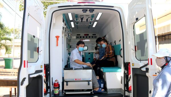 6 trường hợp công bố khỏi bệnh được chuyển đến Khu cách ly của Trung tâm điều trị COVID-19 tỉnh Bình Thuận để tiếp tục theo dõi 14 ngày theo quy định của Bộ Y tế. - Sputnik Việt Nam
