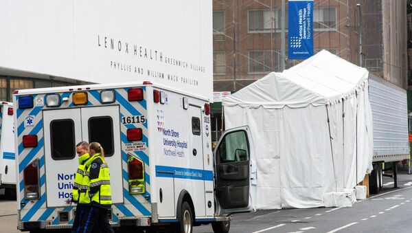 Nhân viên y tế đi ngang qua nhà xác mô phỏng bố trí phía sau Gian trưng bày Y tế Lenox Health ở New York - Sputnik Việt Nam