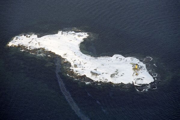 Hòn đảo với ngọn hải đăng ở Biển Barents ngoài Vòng Bắc Cực - Sputnik Việt Nam