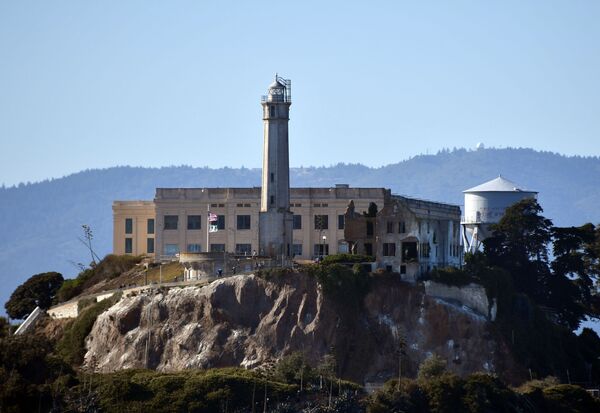 Nhà tù bị bỏ hoang và ngọn hải đăng hoạt động lâu đời nhất trên đảo đảo Alcatraz Island ở vịnh San Francisco - Sputnik Việt Nam
