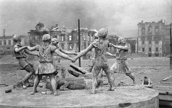Tượng đài thiếu nhi vui chơi bị phá huỷ trên quảng trường nhà ga Stalingrad sau cuộc oanh tạc của máy bay Đức phát-xít  - Sputnik Việt Nam