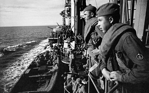 Trên boong tàu tuần dương «Crưm đỏ», các chiến sĩ Hồng quân đang tới giúp đỡ những người bảo vệ Sevastopol - Sputnik Việt Nam