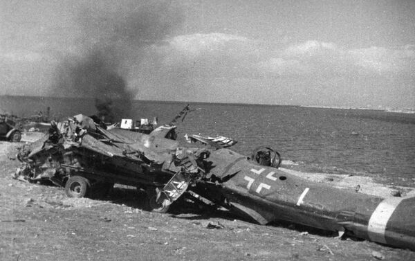  Những mảnh vỡ từ chiếc phi cơ phát-xít ở Mũi Khersones. Năm 1944. Cảnh từ tin thời sự - Sputnik Việt Nam