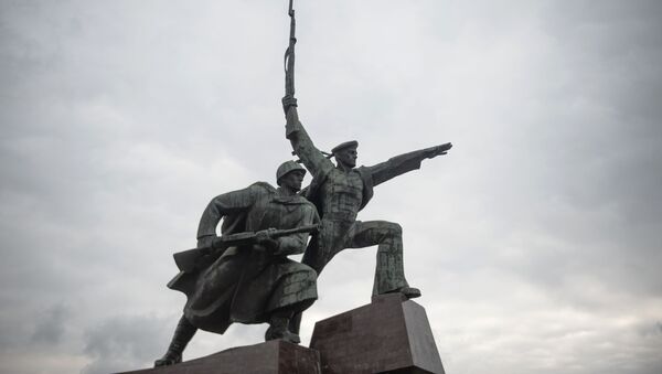 Tượng đài «Người lính và Thủy thủ» tại Mũi Khrustalnyi ở Sevastopol, dành tưởng niệm các chiến sĩ  của Chiến tranh Vệ quốc Vĩ đại 1941-1945 - Sputnik Việt Nam