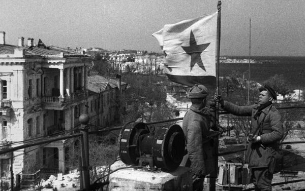 Cờ hải quân Liên Xô tung bay trên Sevastopol đã được giải phóng, ngày 8 tháng 5 năm 1944 - Sputnik Việt Nam