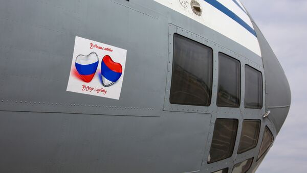 Máy bay vận tải quân sự IL-76MD của Không quân Nga cùng với viện trợ nhân đạo đã đến Serbia. - Sputnik Việt Nam