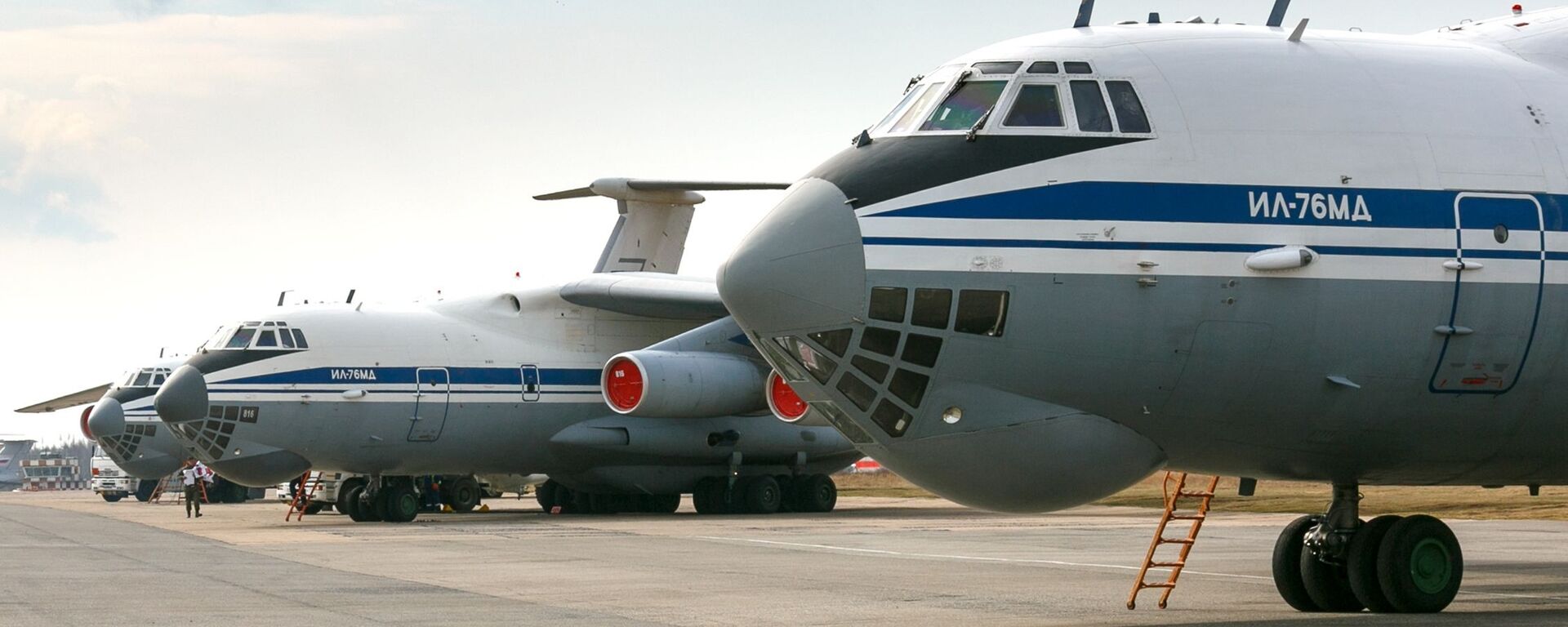 Máy bay vận tải quân sự IL-76MD của Không quân Nga cùng với viện trợ nhân đạo đã đến Serbia. - Sputnik Việt Nam, 1920, 06.01.2022