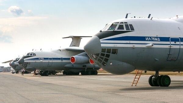 Máy bay vận tải quân sự IL-76MD của Không quân Nga cùng với viện trợ nhân đạo đã đến Serbia. - Sputnik Việt Nam