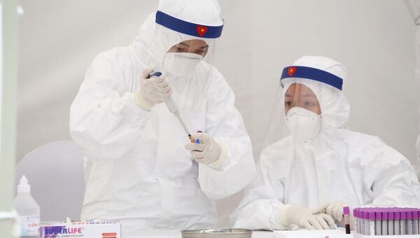 Lấy mẫu xét nghiệm nhanh SARS-CoV-2 tại trạm xét nghiệm nhanh COVID-19 khu vực ký túc xá Trường Đại học Kinh tế Quốc dân (Hà Nội). - Sputnik Việt Nam