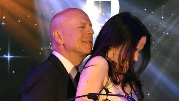 Bruce Willis: Là một trong những ngôi sao điện ảnh nổi tiếng nhất thế giới, Bruce Willis đã tỏa sáng trên màn ảnh với nhiều vai diễn đặc sắc. Hãy xem hình ảnh liên quan để tìm hiểu thêm về các bộ phim đình đám mà anh đã tham gia.
