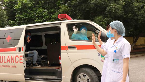 Các y, bác sĩ Bệnh viện Đa khoa tỉnh Bắc Ninh đưa bệnh nhân được công bố khỏi bệnh về nhà và tiếp tục bàn giao cho Trung tâm kiểm soát bệnh tật nơi bệnh nhân cư trú theo dõi. - Sputnik Việt Nam