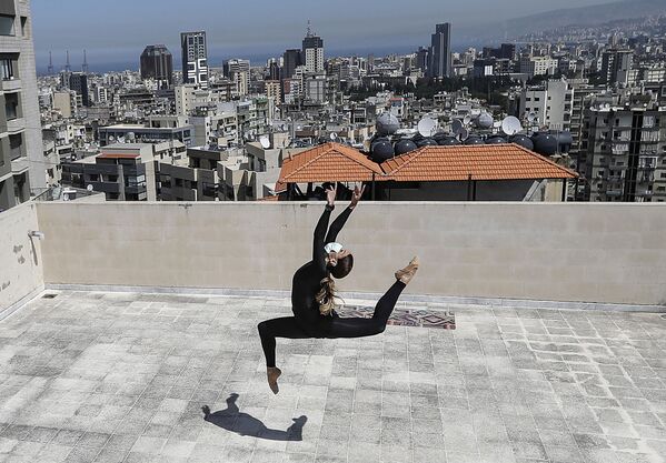 Vũ công và nghệ sĩ của Nhà hát Caracalla đang tập luyện trên mái nhà trong bối cảnh đại dịch coronavirus, Beirut, Lebanon - Sputnik Việt Nam