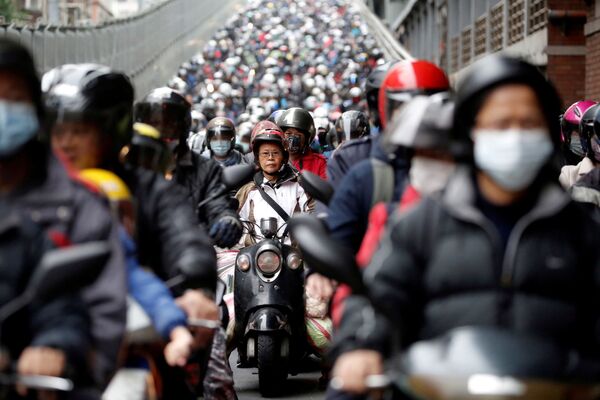 Những người đi xe máy và đeo khẩu trang y tế trên đường ở Đài Bắc, Đài Loan - Sputnik Việt Nam
