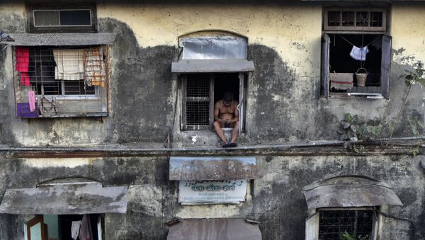 Người đàn ông bên cửa sổ một căn hộ ở Mumbai trong thời gian tự cách ly - Sputnik Việt Nam