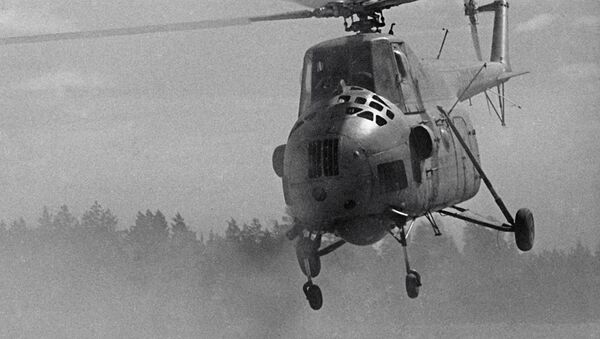 Máy bay trực thăng cứu hỏa Mi-4 tuần tra trong rừng ở Lãnh thổ Krasnoyarsk - Sputnik Việt Nam