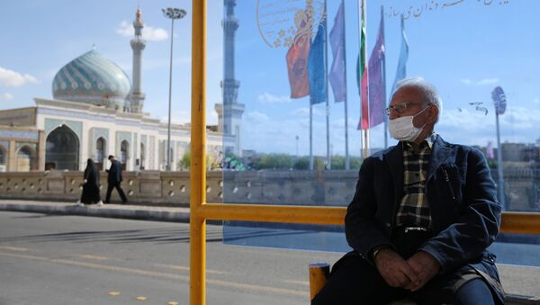 Một người đàn ông tại trạm xe buýt ở Qom, Iran - Sputnik Việt Nam