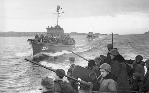 Tàu chiến của Hạm đội Phương Bắc với quân đổ bộ trên đường đến Petsamo - Sputnik Việt Nam
