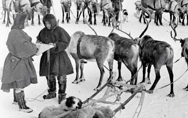 Các chiến sĩ người dân tộc thiểu số bản địa Xô-viết Saami nhận nhiệm vụ chiến đấu - Sputnik Việt Nam