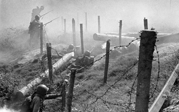 Những người lính Xô-viết chiến đấu ở khu vực Murmansk tạo lối đi từ hàng rào dây thép gai - Sputnik Việt Nam