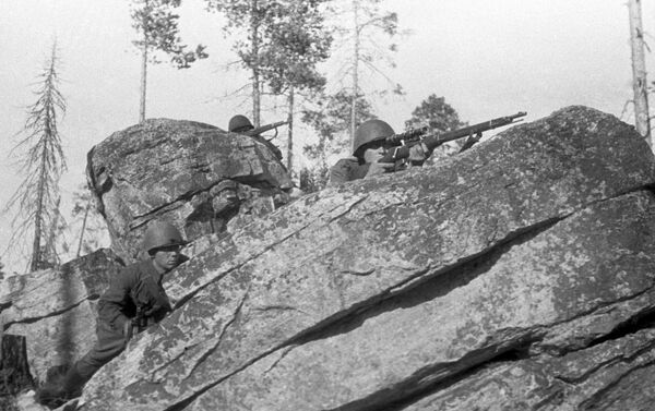 Xạ thủ bắn tỉa của Quân đội Liên Xô phục kích ở vùng Murmansk - Sputnik Việt Nam