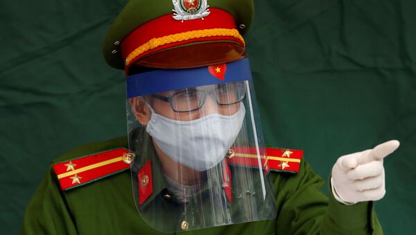 Sĩ quan Cảnh sát Việt Nam đeo khẩu trang - Sputnik Việt Nam