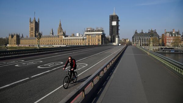 Người đi xe đạp Ăn qua Cầu Westminster trống rỗng của London - Sputnik Việt Nam