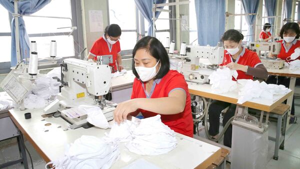 Công nhân Xí nghiệp may 1, Công ty Cổ phần May Chiến Thắng sản xuất khẩu trang vải dệt kim kháng khuẩn - Sputnik Việt Nam