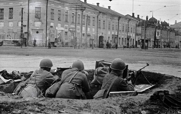 Những người lính quan sát từ chiến hào trên đường phố Tula - Sputnik Việt Nam