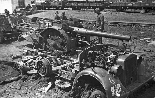 Những người lính của Hồng quân kiểm tra những thiết bị của Đức bị bỏ rơi gần Tula - Sputnik Việt Nam