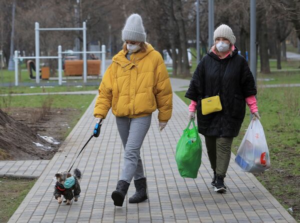 Cô gái với con chó đeo khẩu trang ở Moskva - Sputnik Việt Nam