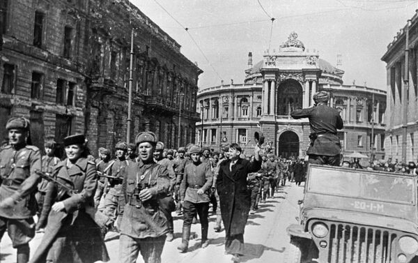 Các đơn vị quân đội Liên Xô diễu hành qua các đường phố của thành phố Odessa được giải phóng - Sputnik Việt Nam