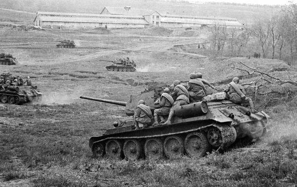 Xe tăng Liên Xô T-34-85 trong trận chiến giải phóng thành phố Odessa - Sputnik Việt Nam