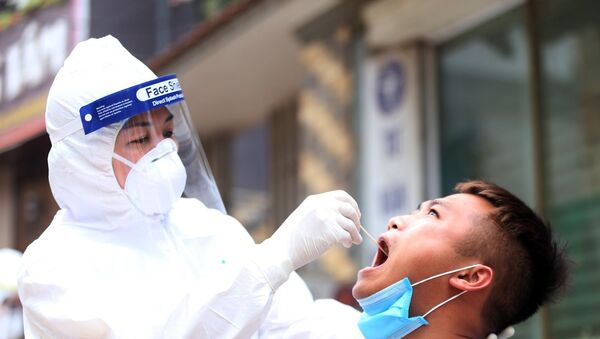 Trung tâm Kiểm soát bệnh tật Thành phố Hà Nội (CDC Hà Nội) lấy mẫu xét nghiệm virus SARS-CoV-2 cho người dân đang cách ly tại thôn Hạ Lôi, xã Mê Linh, huyện Mê Linh, Hà Nội. - Sputnik Việt Nam