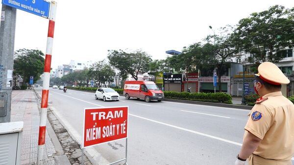 Cảnh sát giao thông hướng dẫn phương tiện dừng xe kiểm soát khi vào nội đô. - Sputnik Việt Nam